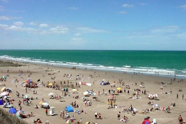 Polémica por la posibilidad de que los distritos de la Costa exijan hisopados a los turistas