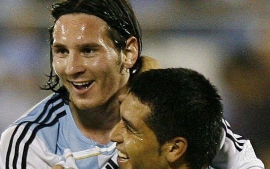 Las charlas de Riquelme con Messi en medio de la crisis con Barcelona