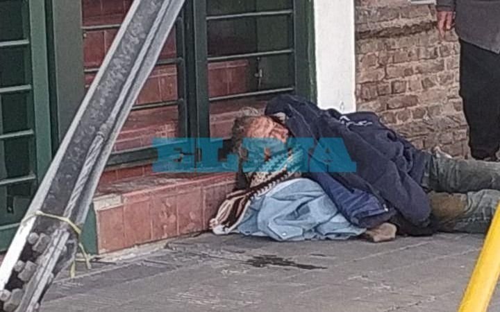 Vecinos piden al Municipio asistencia para un hombre que se encuentra en situación de calle