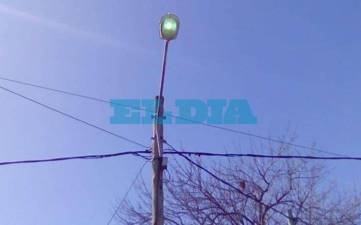 En Villa Elvira reclaman reparación de luminarias