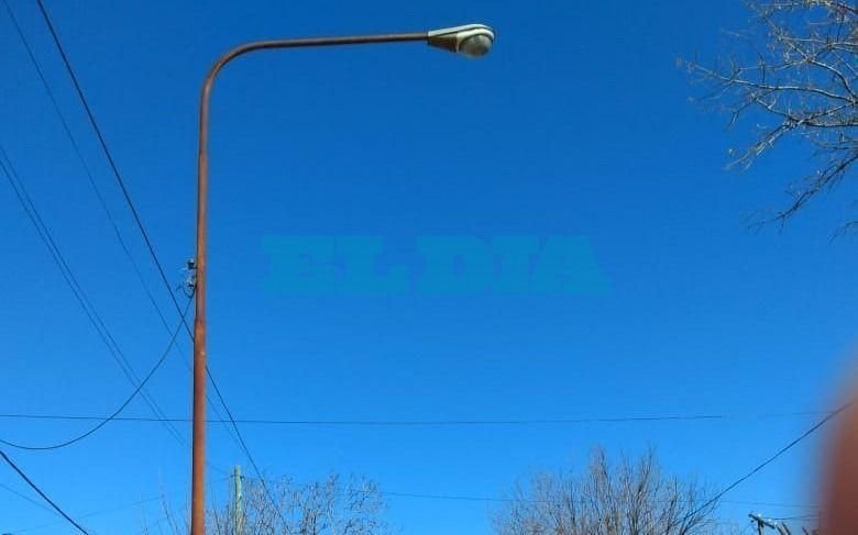 Continúa la intranquilidad en la zona de 62 y 23 por dos luminarias que no funcionan