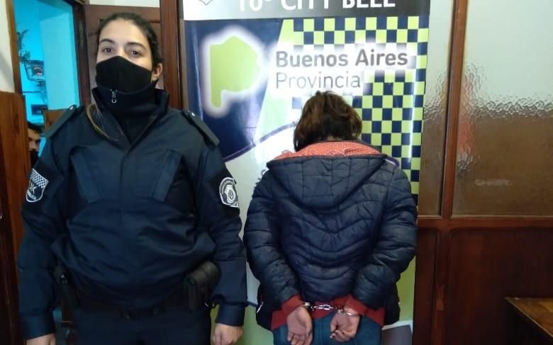 Detuvieron en City Bell a una joven por insultar a policías y dañar un patrullero 