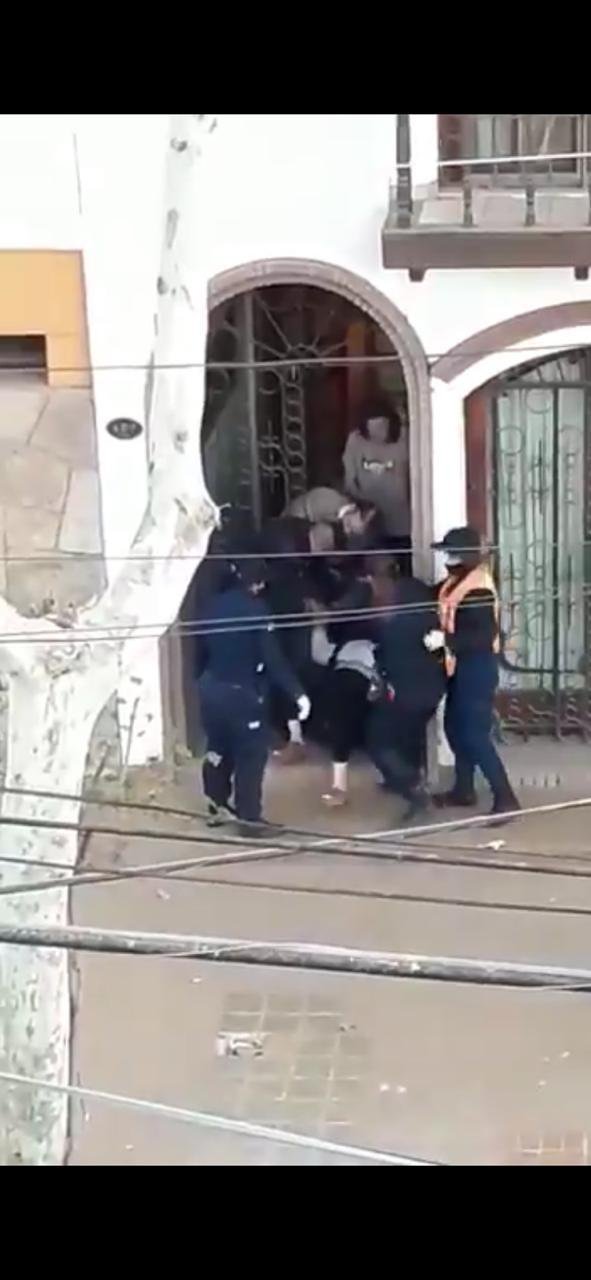 Los gritos de una mujer en la puerta de su casa en San Juan: “No me van a hisopar”