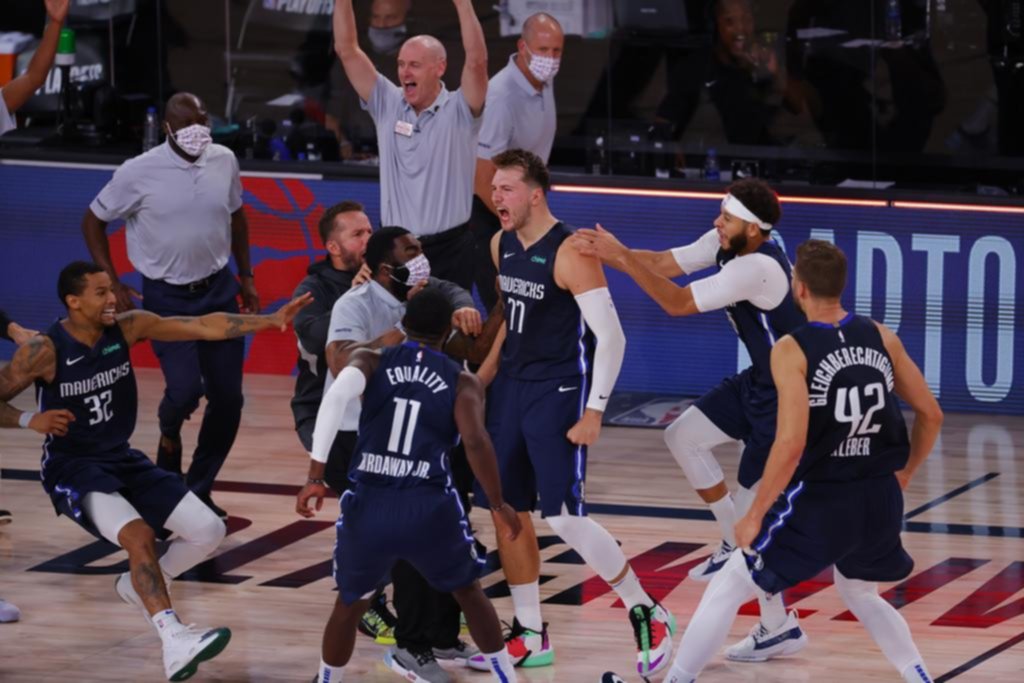 Con un “bombazo” de Doncic sobre el cierre, Dallas igualó la serie ante Clippers