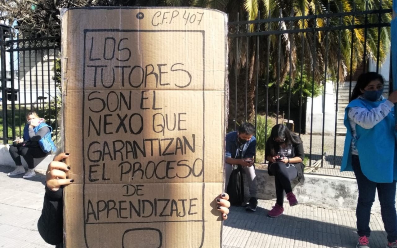 Protesta y corte frente a Educación por la continuidad de las escuelas de oficio
