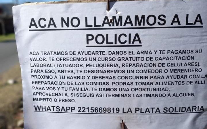 La novedosa iniciativa que recorre la periferia: “Danos el arma, te pagamos su valor y te enseñamos un oficio”