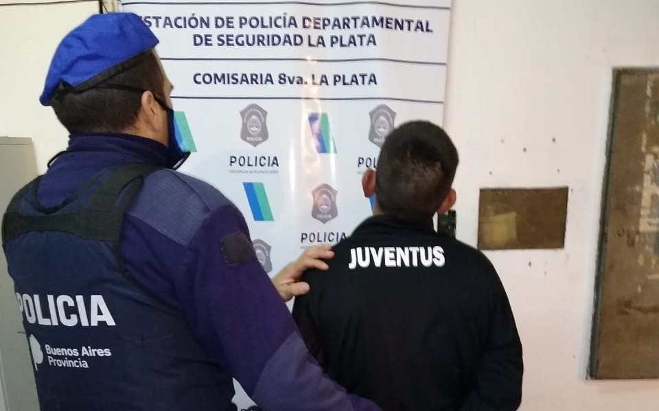 Se resistió a ser detenido, huyó pero lo encontraron abajo de la cama