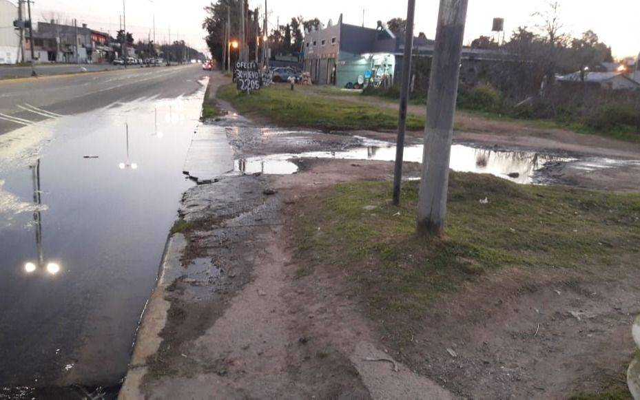 Denuncian que la esquina de 44 y 151  se convirtió en una "laguna"