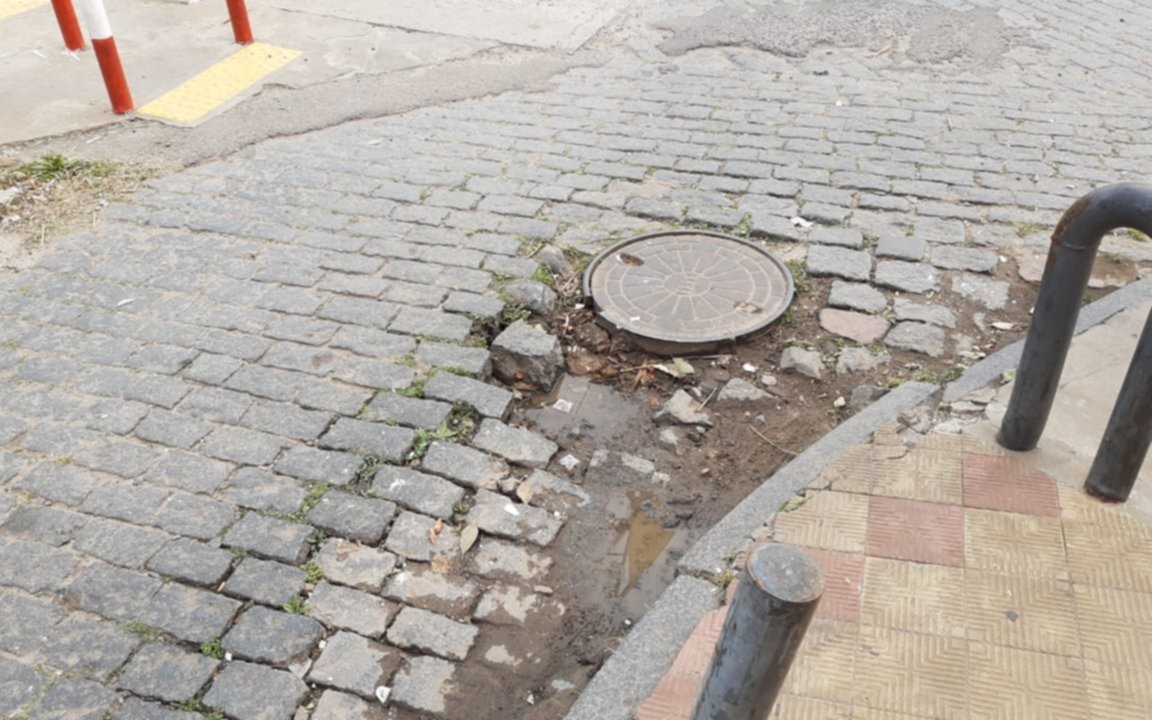 Advierten por un caño roto en 1 y 528