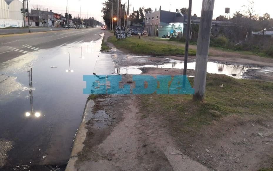 Piden medidas urgentes para erradicar una gigantesca laguna formada 4 "pérdidas afluentes"