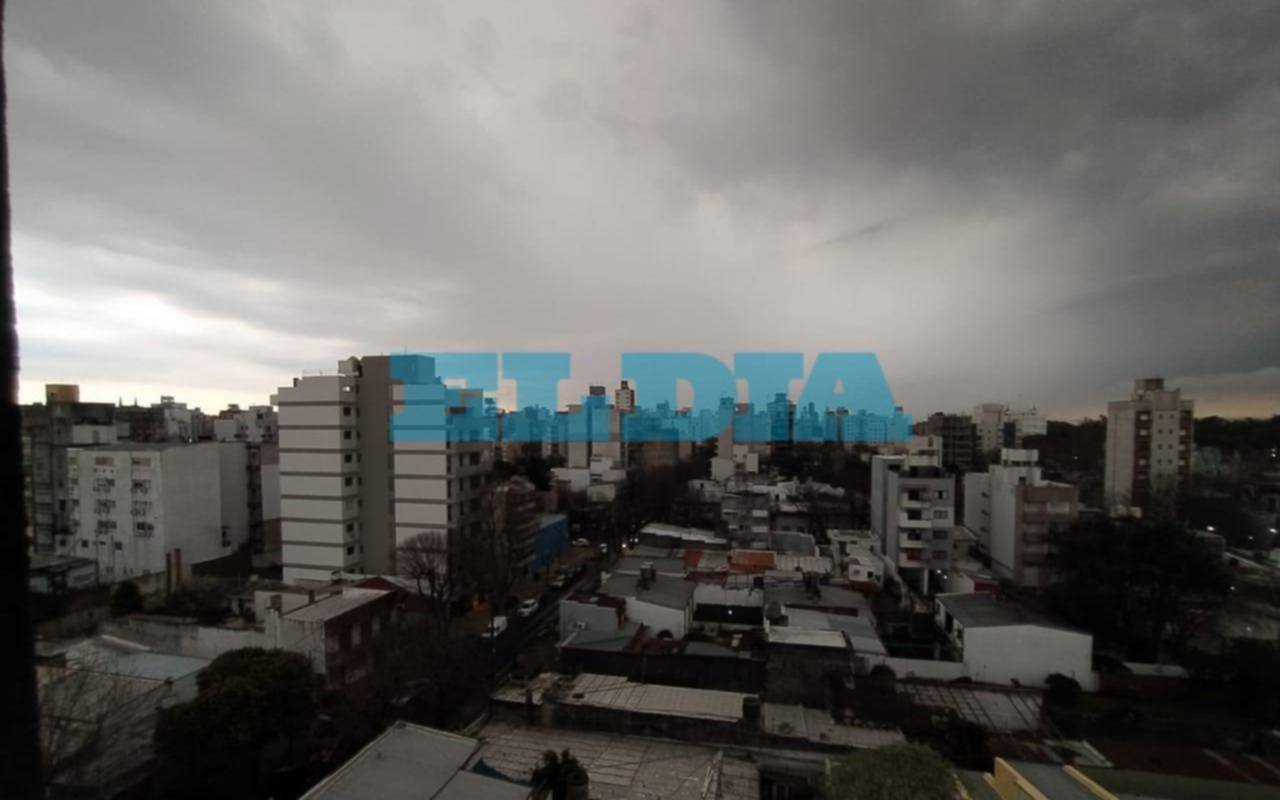 El cielo se puso negro y se vino la lluvia: sigue el alerta por tormentas, ráfagas y granizo