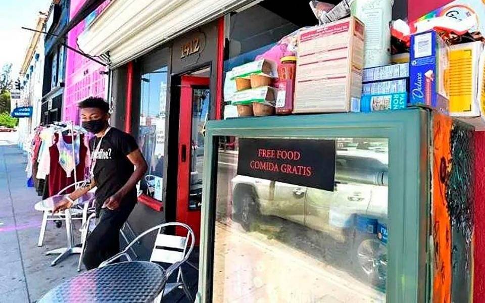 Heladeras comunitarias: la tendencia en las calle de Miami para ayudar al que menos tiene
