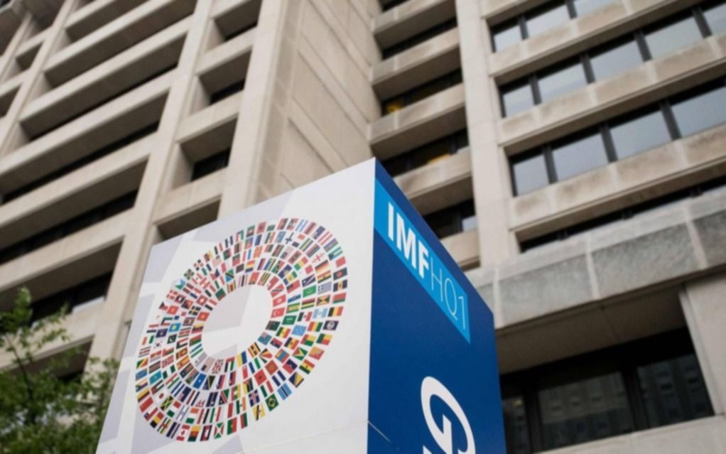 El Gobierno solicitó al FMI el inicio formal de consulta para "acordar un nuevo programa"