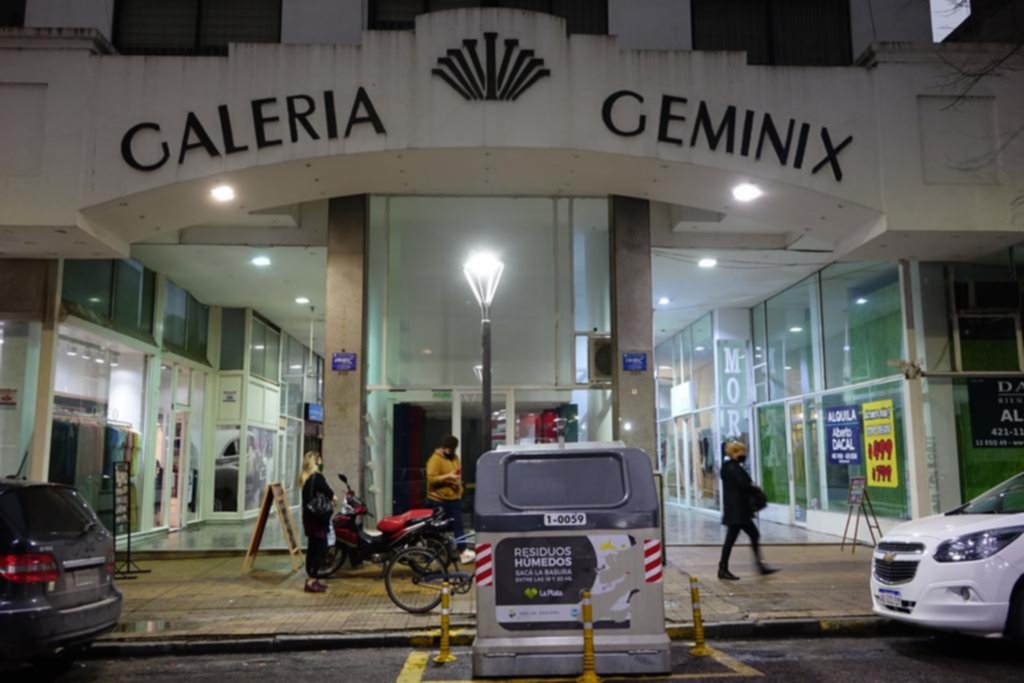 Simularon ser una parejita enamorada y asaltaron una joyería