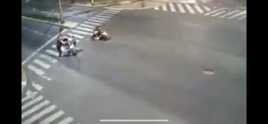 Buscan a los motochorros que balearon a un repartidor