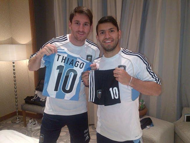La amistad que lo une con el “Kun” sería clave para su llegada al City