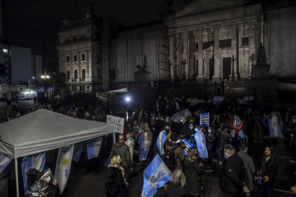 Sin apoyo opositor, el Senado vota la reforma judicial