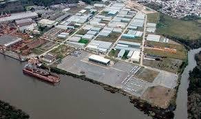 Descargan contenedores de Brasil en la zona franca local
