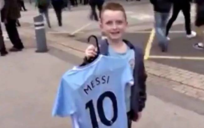 En Inglaterra ya se venden las camisetas del City con el nombre de Messi