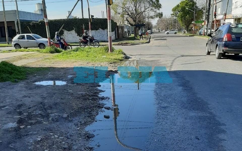 Una pérdida enciende alarmas en Altos de San Lorenzo: "agua más primavera, igual dengue"