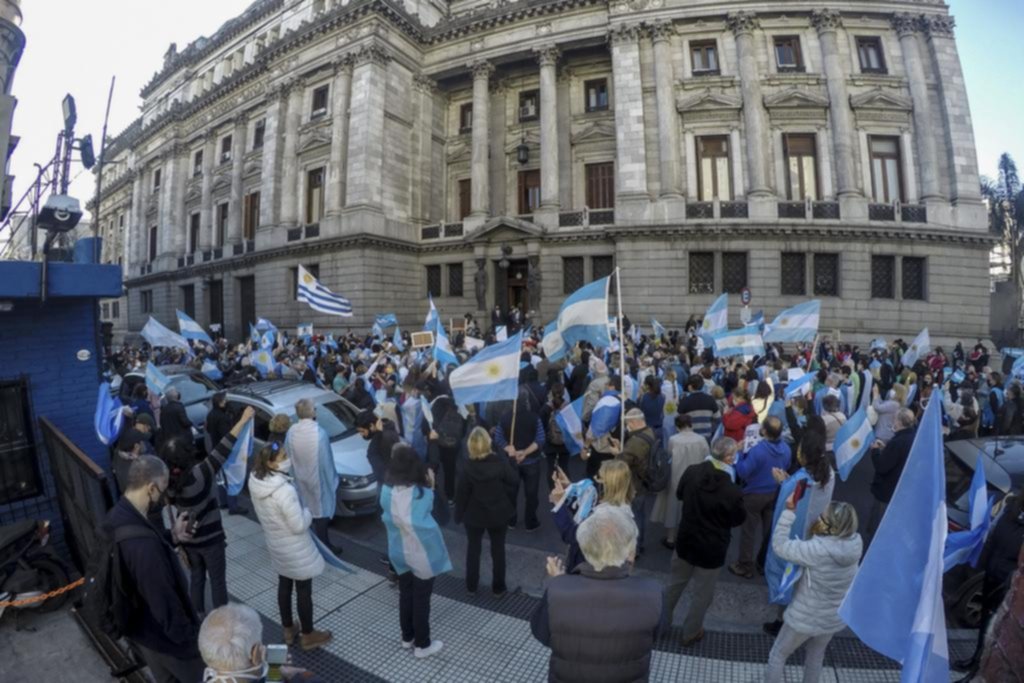 Banderas argentinas, carteles y hasta cacerolas para rechazar el proyecto de reforma judicial
