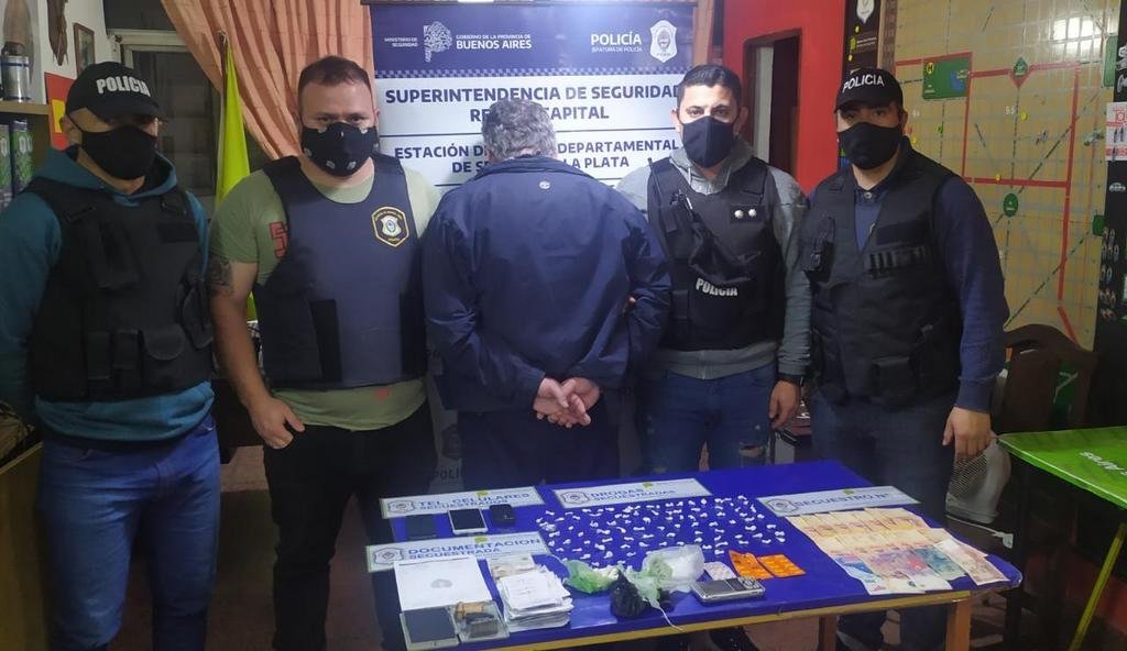 Con recetas de médico, sellos y drogas cayó “el economista”, presunto dealer en la Zona Roja