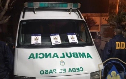 Cayeron cuatro narcos que repartían droga en una ambulancia 