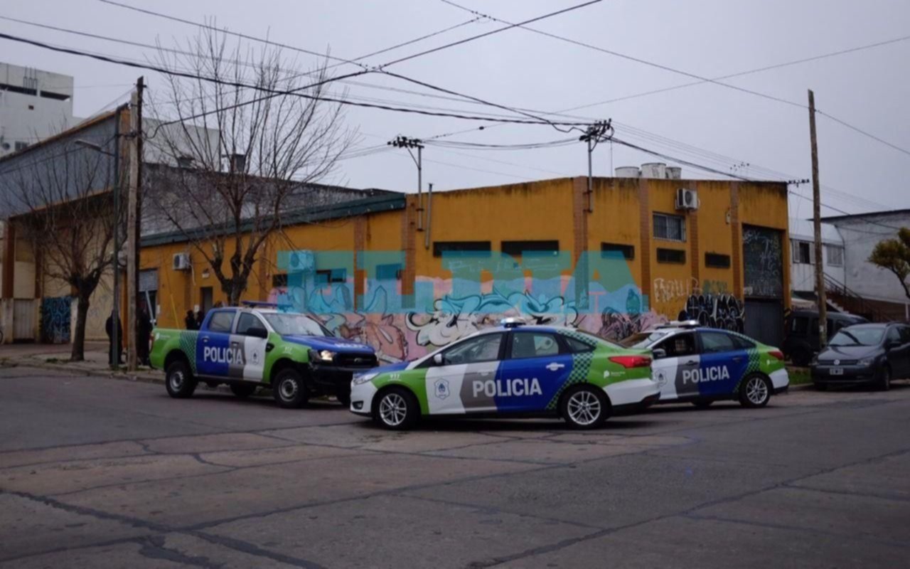 Entraron por el techo de una distribuidora en 23 y 66 y se llevaron toda la recaudación