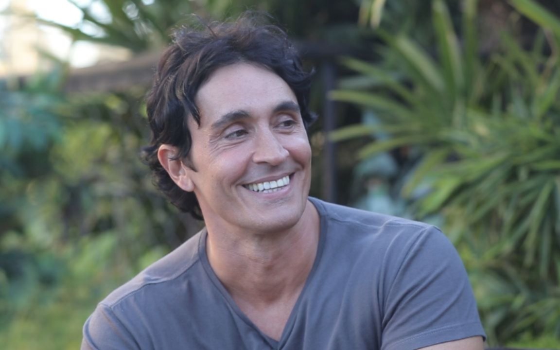 "Se me prendieron fuego la cara y el cuello": el dramático momento que vivió Sebastián Estevanez en su casa