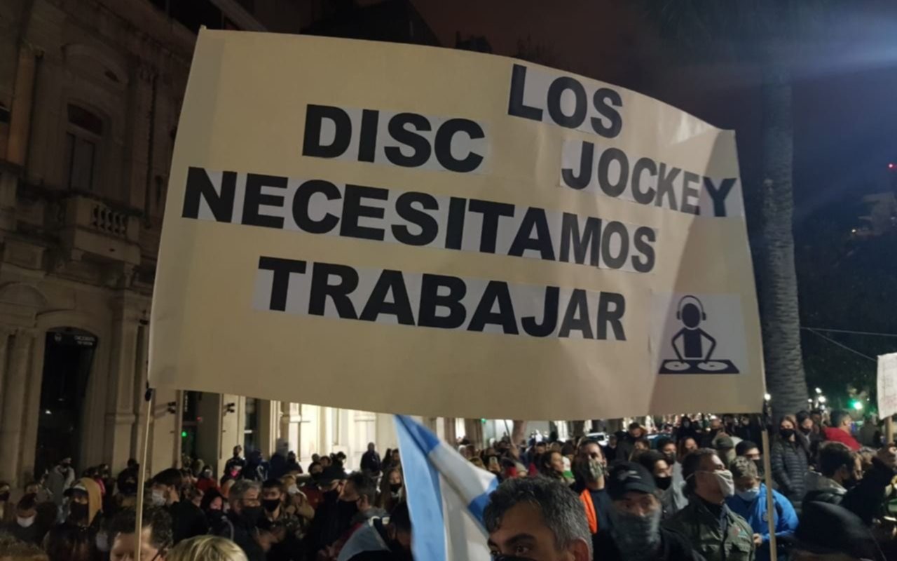 En Rosario se rebelaron y manifestaron en rechazo a la restricción de horarios comerciales