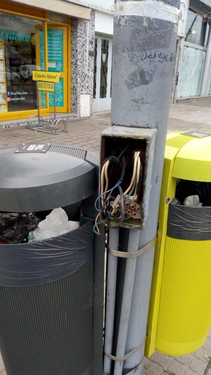 Peligro en 13 y 36 por un poste del alumbrado público