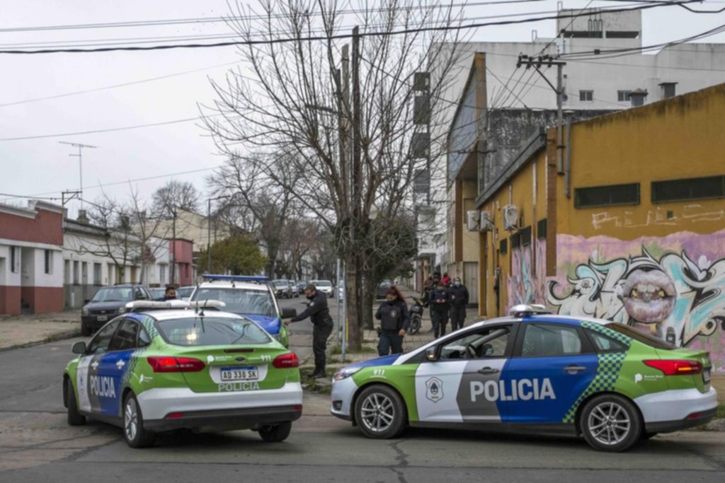 Robaron en una distribuidora tras abrir un boquete en el techo