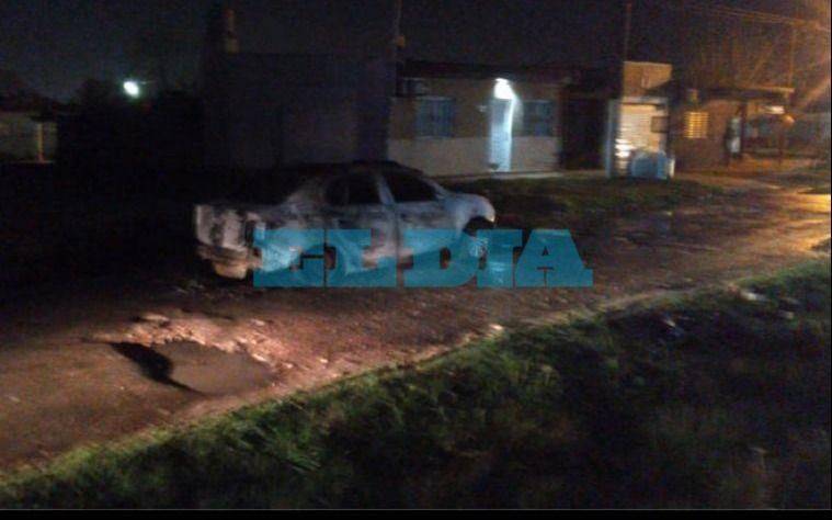 Horror en La Plata: prendieron fuego un auto y hallan un cadáver en el baúl