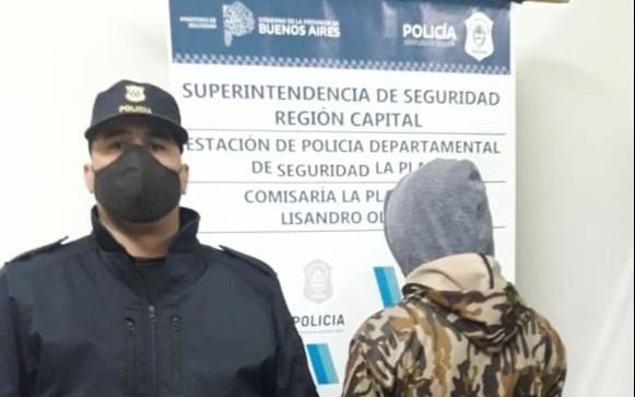 Entró a una comisaría de La Plata a las patadas para "rescatar" a su hermano y terminó "adentro"