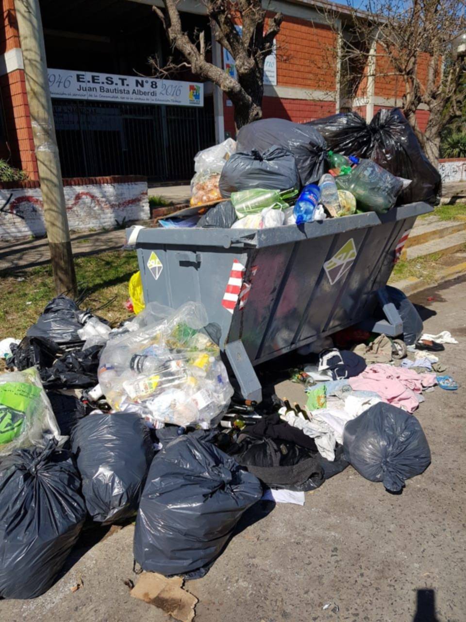 Una cuadra de Tolosa rebalsa de basura