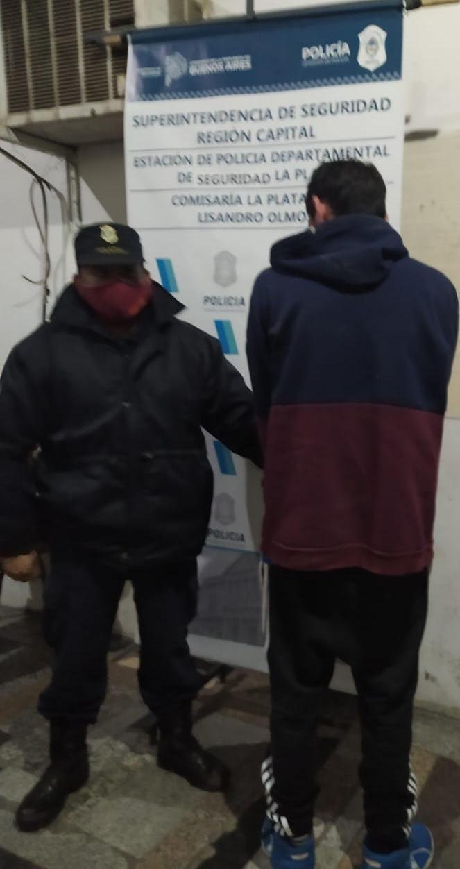 A golpes, quiso llevarse al hermano de la seccional