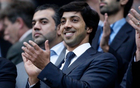 Quien es el multimillonario que maneja el club que quiere llevarse a Messi