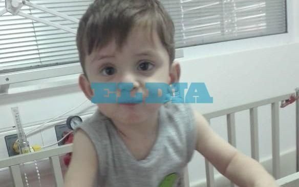 Denuncia por un nene platense que nació con intestino corto y le niegan el tratamiento
