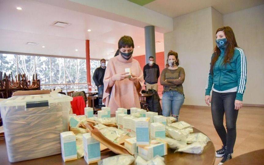 Entrega de kits de gestión menstrual a mujeres aisladas