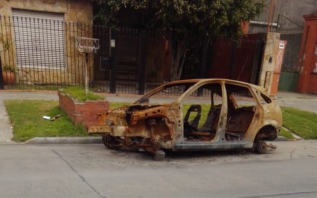 En 7 y 512 hace dos meses tienen un auto incendiado en la puerta