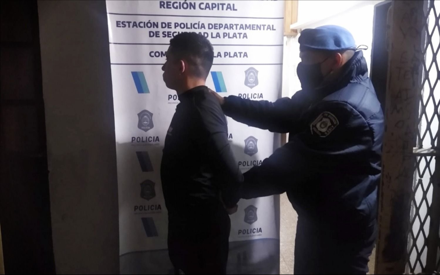 Treparon el portón de edificio para robar, y los atraparon tras una persecución policial