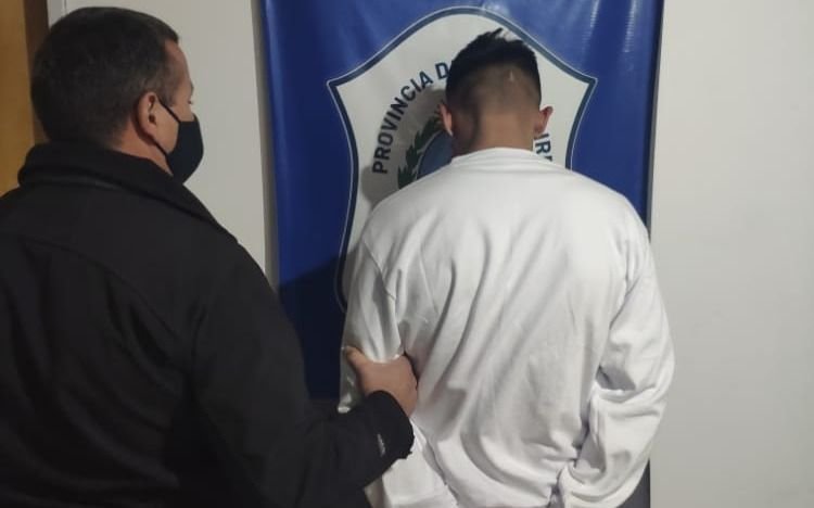 Manejaba a gran velocidad, lo interceptaron y descubrieron que el auto era robado