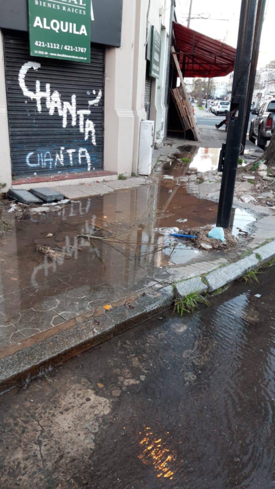 Una “catarata” que cumplió un mes en diagonal 77 y 48