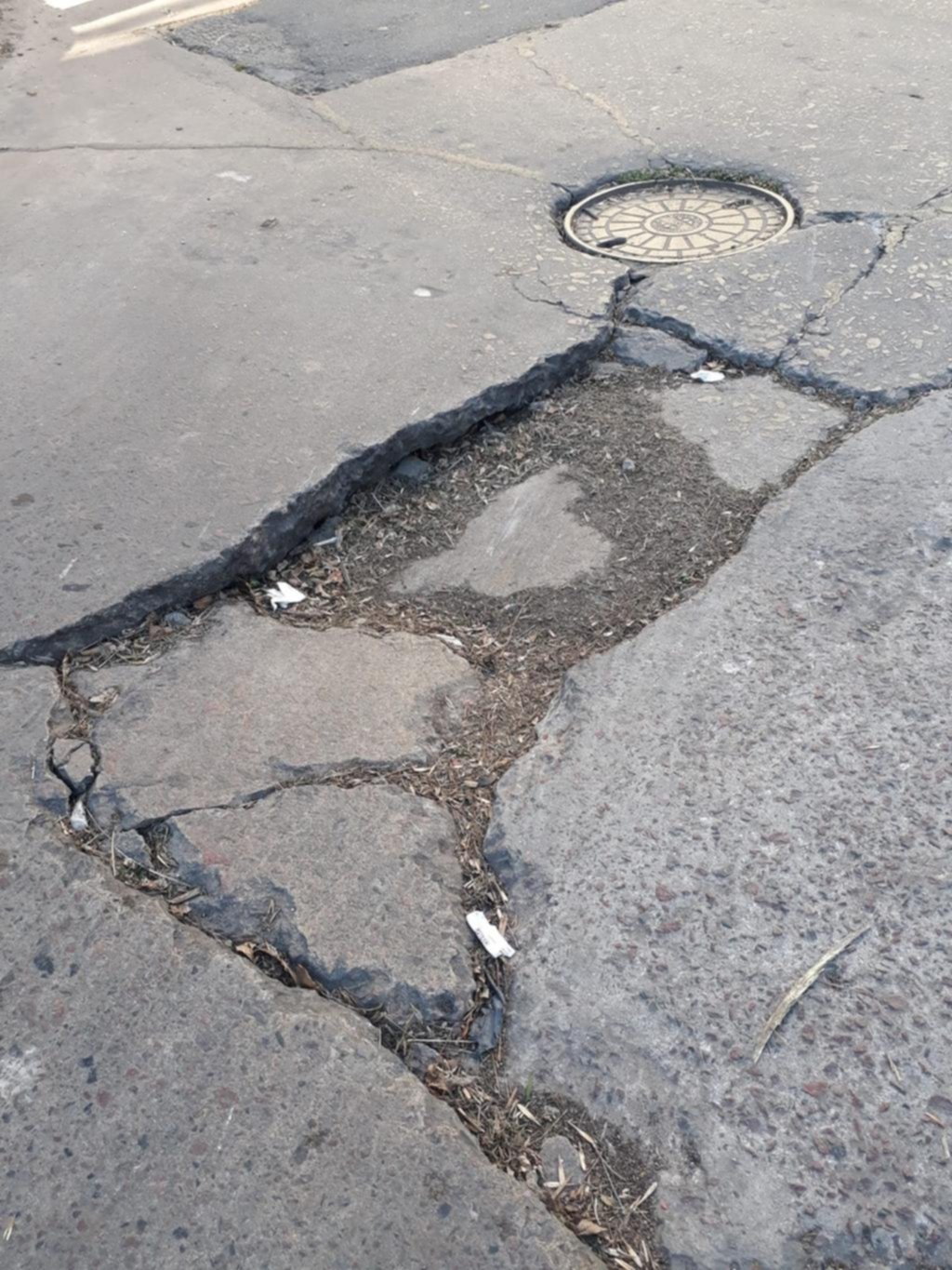 Un bache “rompe autos” preocupa en 15 y 65