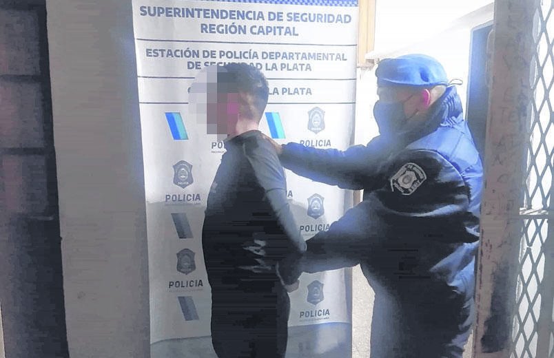 Treparon por una reja y se metieron en un edificio pero los vieron los vecinos