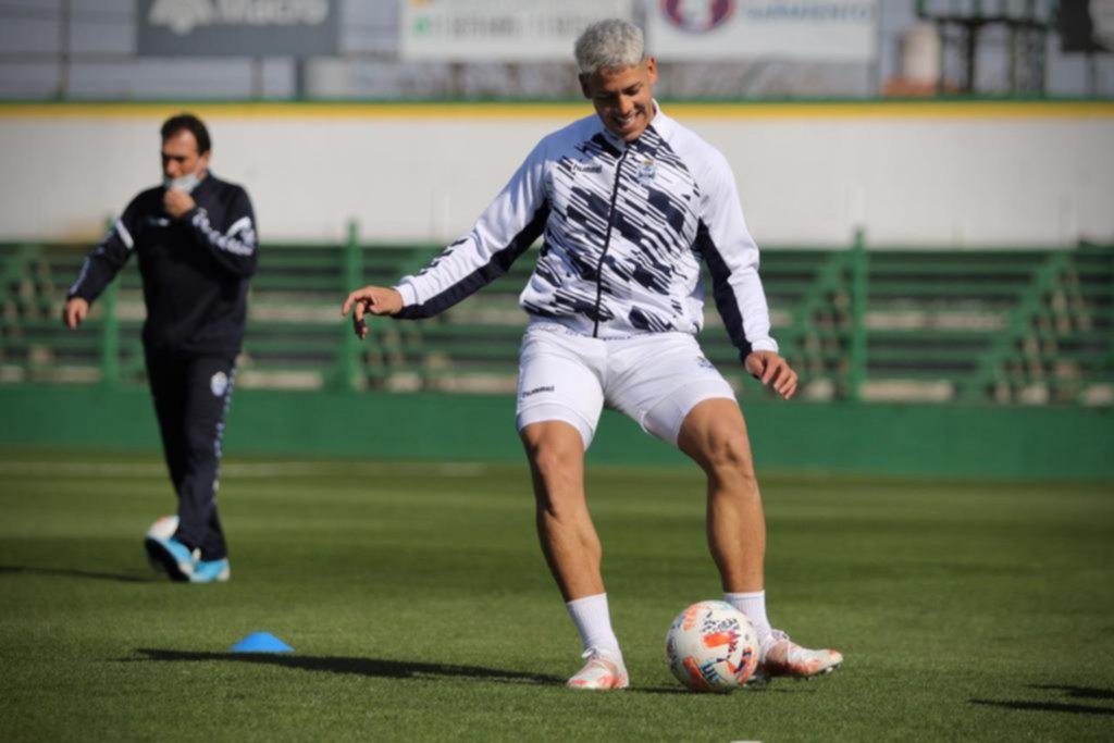 Fuerte patadón en la espalda que sacó del partido al Tanque Contín