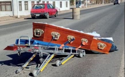 Se les cayó el ataúd y la imagen se volvió viral