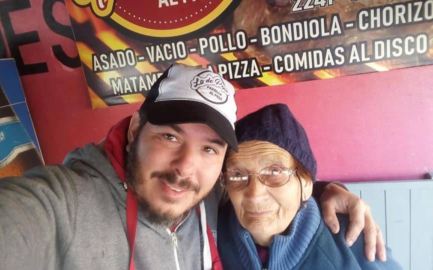 Furor por la parrilla al paso que regala choripán a jóvenes que se den la vacuna contra el Covid