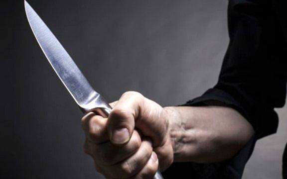 Una mujer intentó matar a su hija con un cuchillo y prenderse fuego