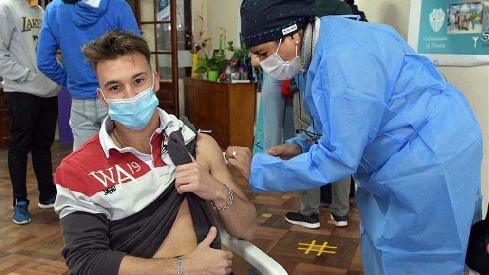 Comienzan a vacunar a los adolescentes de mayor riesgo